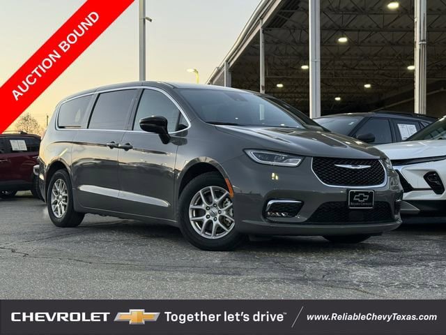 Used 2025 Chrysler Pacifica Select FWD image 2