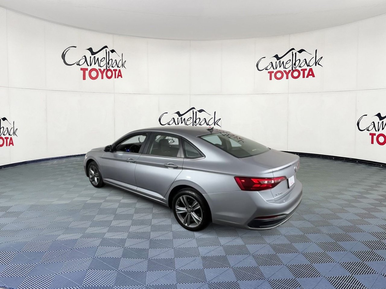 Used 2024 Volkswagen Jetta SE FWD image 8