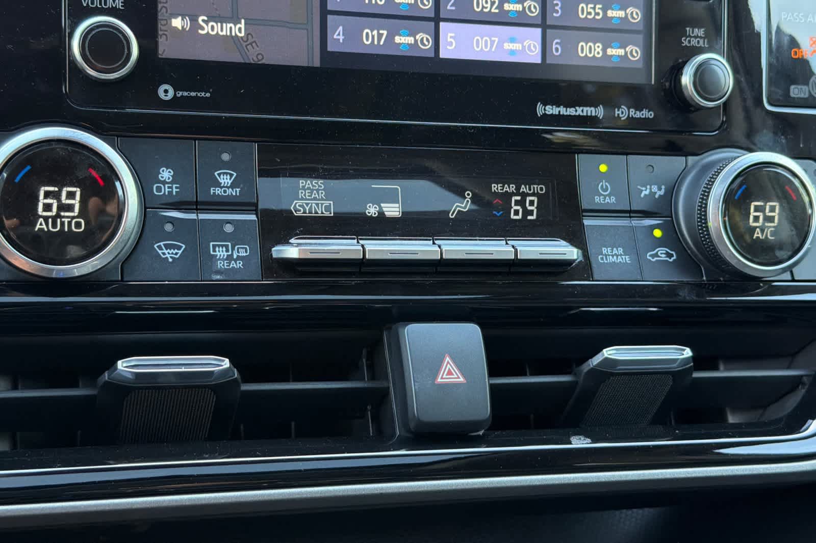 Used 2020 Toyota Highlander XLE AWD/4WD image 24