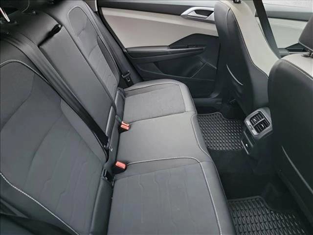 Used 2025 Volkswagen Taos SE w/ Panoramic Sunroof Package image 18