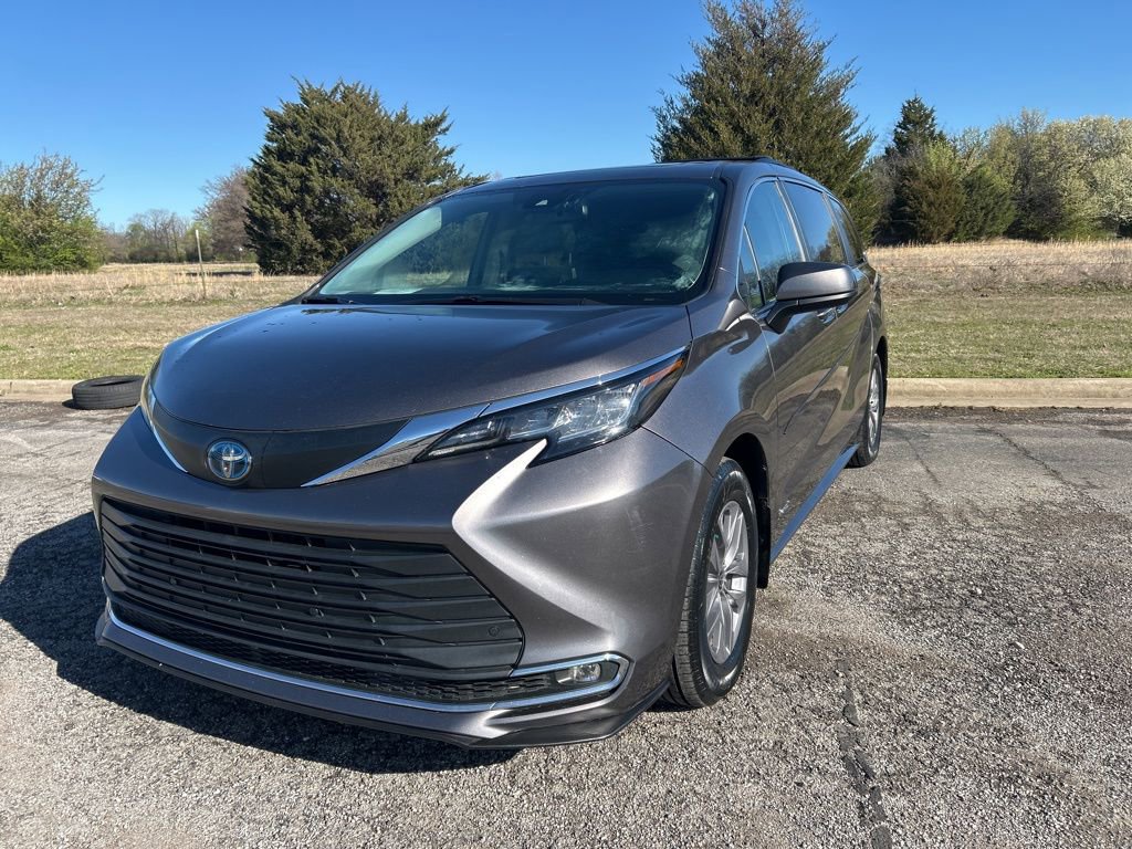 Used 2021 Toyota Sienna XLE image 1