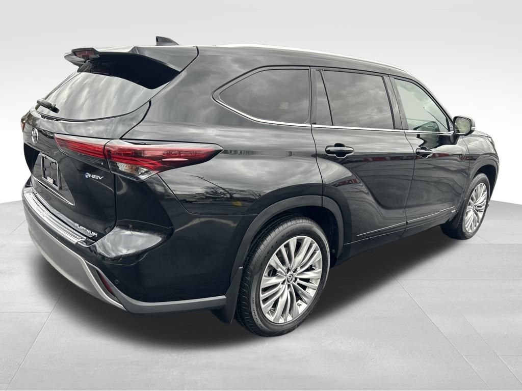 Certified 2025 Toyota Highlander Platinum image 5