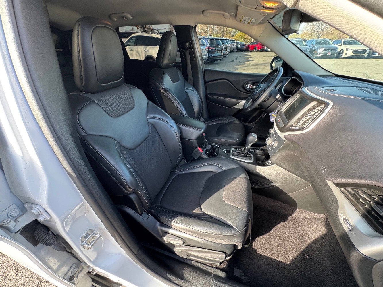 Used 2018 Jeep Cherokee Latitude Plus w/ Cold Weather Group image 10