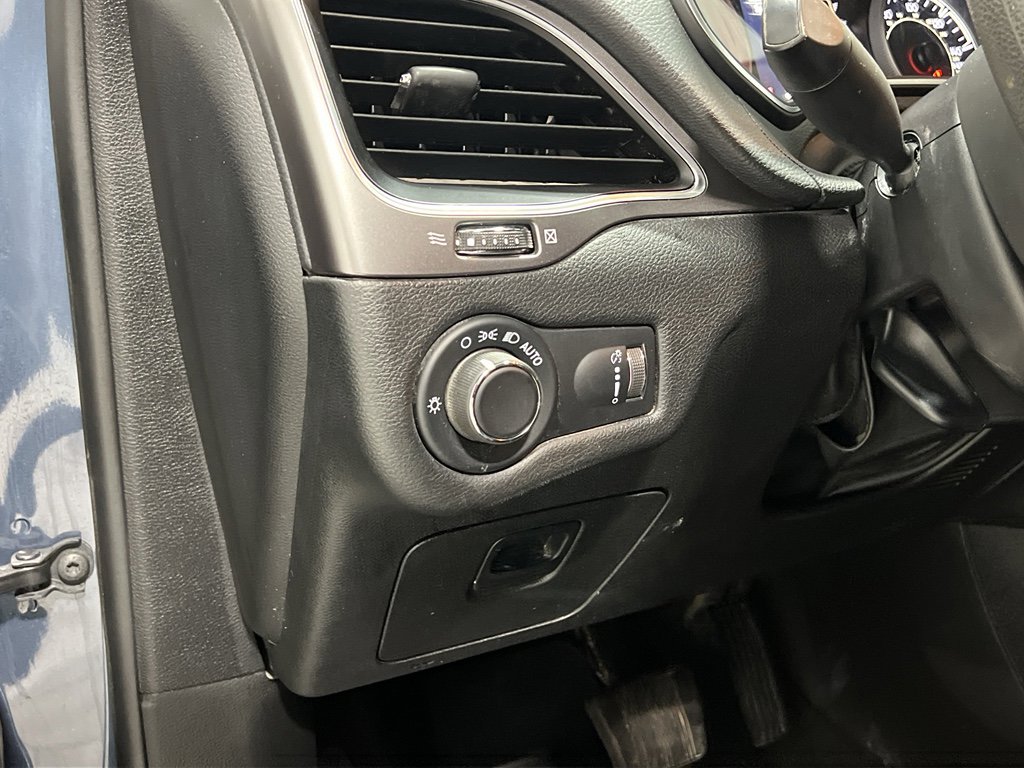 Used 2021 Jeep Cherokee Latitude w/ Mopar Interior Package image 15