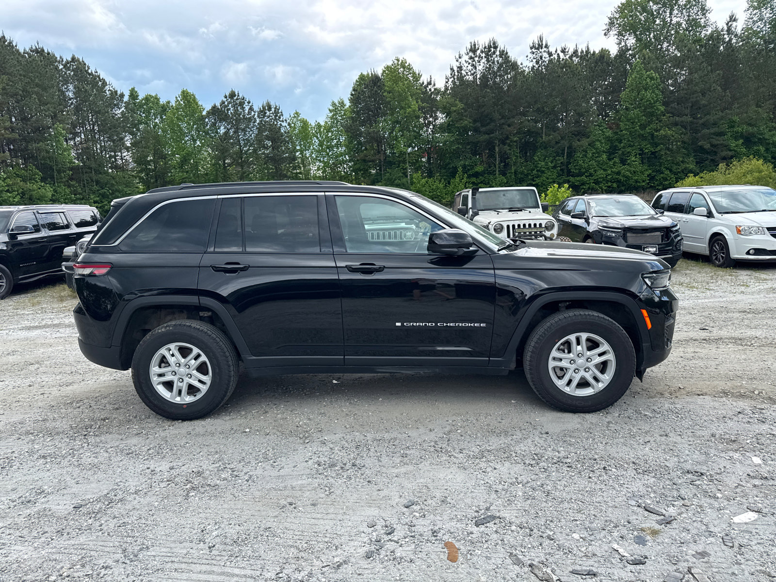 Used 2024 Jeep Grand Cherokee Laredo AWD/4WD image 7