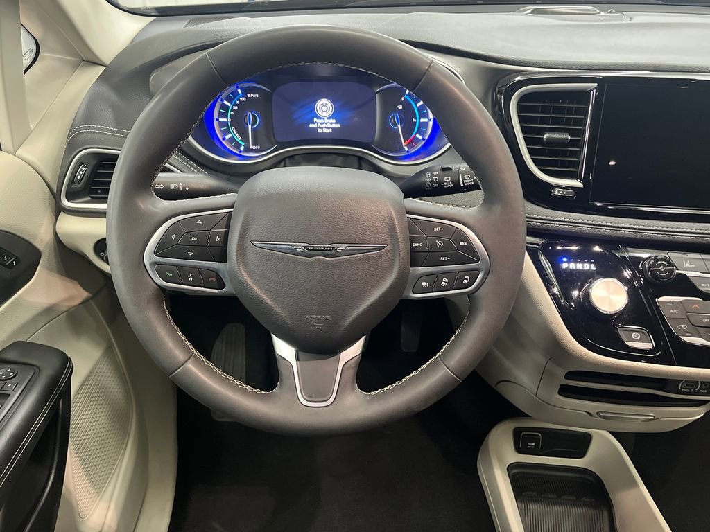 Used 2024 Chrysler Pacifica Select image 19