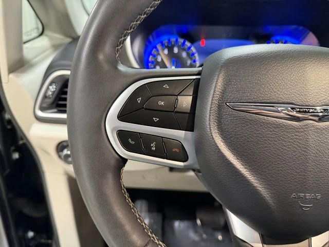 Used 2024 Chrysler Pacifica Touring-L image 17