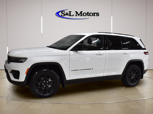 Used 2024 Jeep Grand Cherokee Altitude AWD/4WD image 3