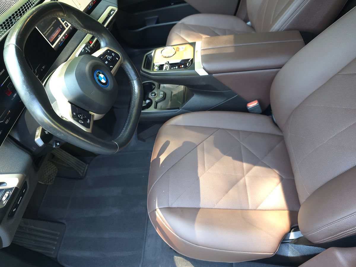 Used 2024 BMW iX xDrive50 w/ Premium Package AWD/4WD image 12