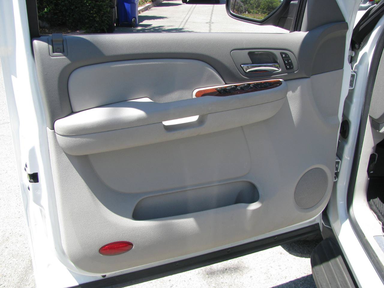 Used 2009 Chevrolet Suburban LTZ RWD image 9
