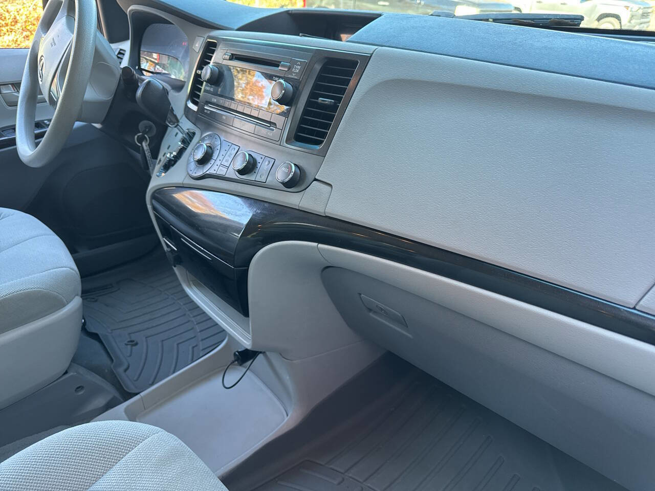 Used 2012 Toyota Sienna image 22