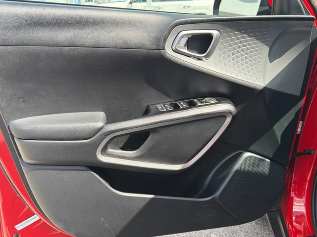Used 2025 Kia Soul LX w/ LX Technology Package FWD image 9