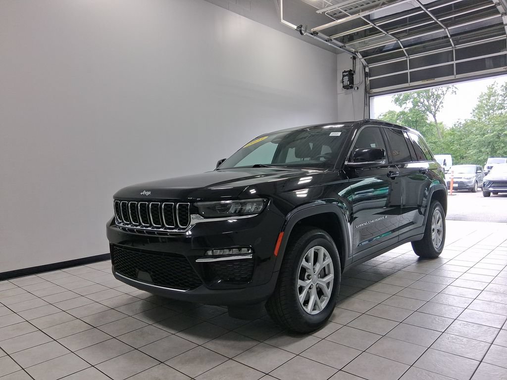 Used 2023 Jeep Grand Cherokee Limited AWD/4WD image 3