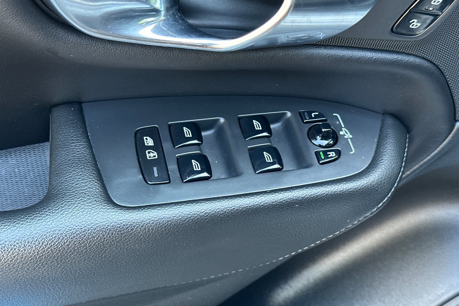 Certified 2023 Volvo XC90 B5 Core image 12