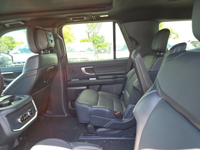 Used 2026 Ford Expedition Platinum w/ Stealth Performance Package AWD/4WD image 8
