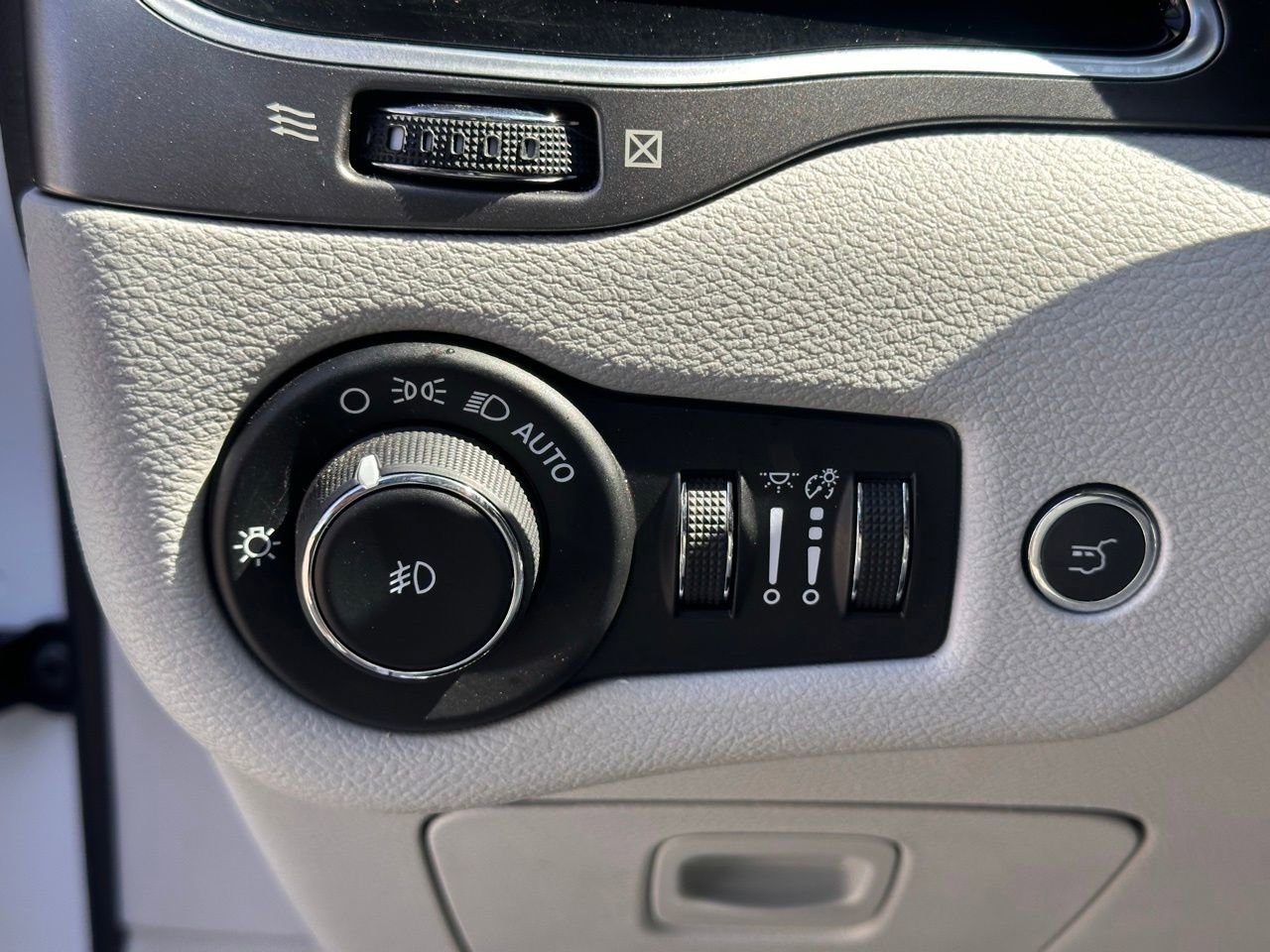 Used 2020 Jeep Cherokee Limited w/ Technology Group image 23