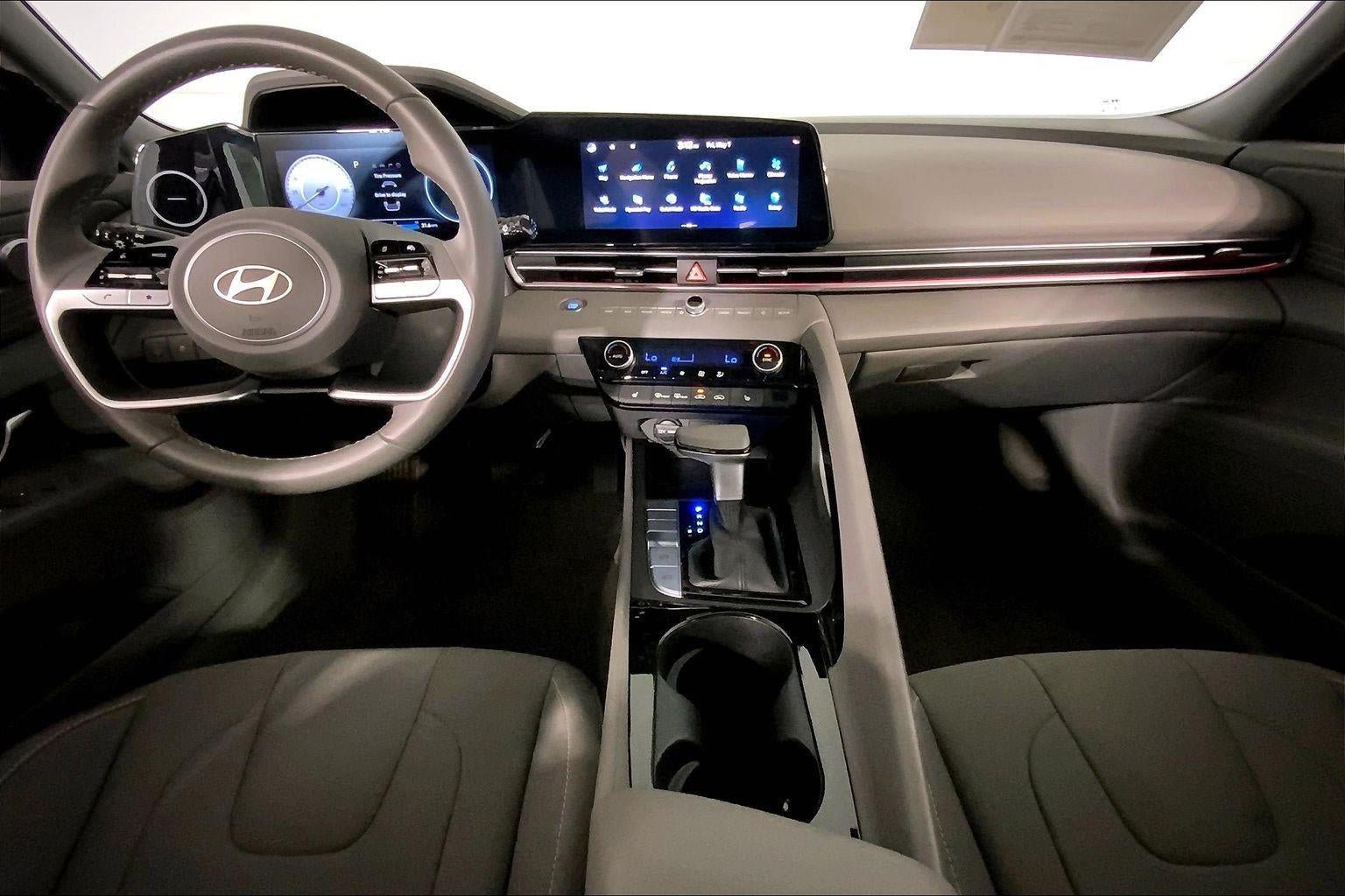 Used 2025 Hyundai Elantra SEL FWD image 15