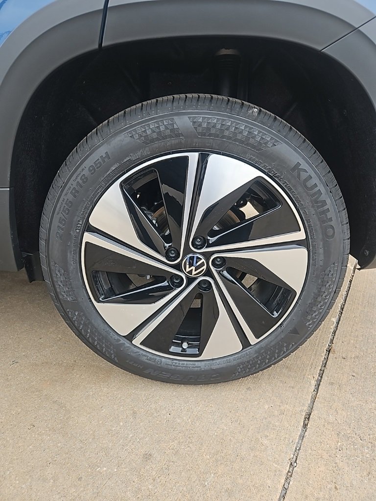 New 2026 Volkswagen Taos SE image 9