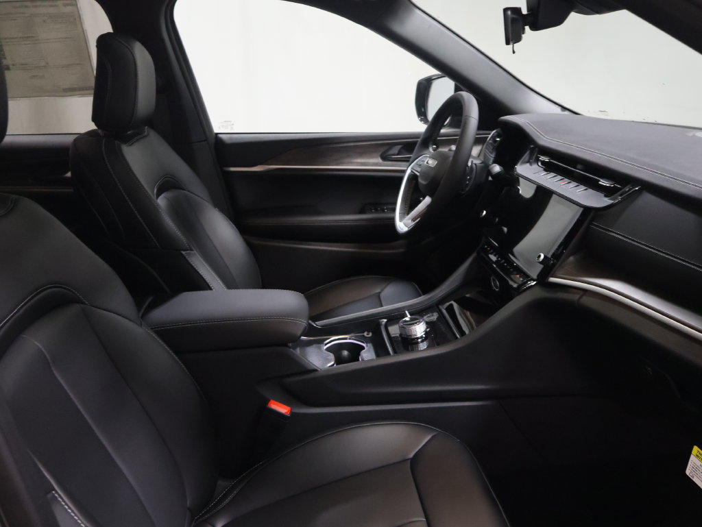 New 2027 Jeep Grand Cherokee Limited AWD/4WD image 17