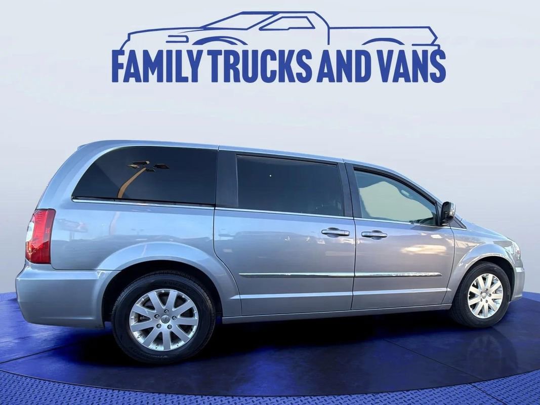 Used 2016 Chrysler Town & Country Touring image 6