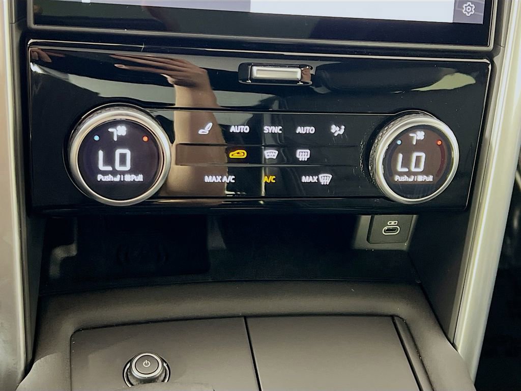 Used 2025 Land Rover Discovery Dynamic SE image 16