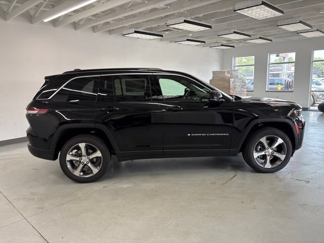 New 2026 Jeep Grand Cherokee Limited w/ Luxury Tech Group II AWD/4WD image 10