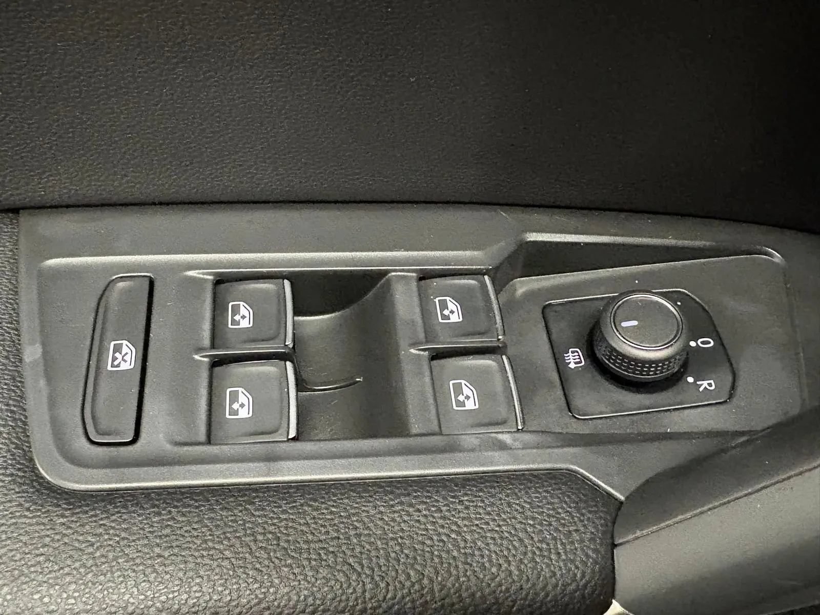 Used 2020 Volkswagen Tiguan SEL AWD/4WD image 33