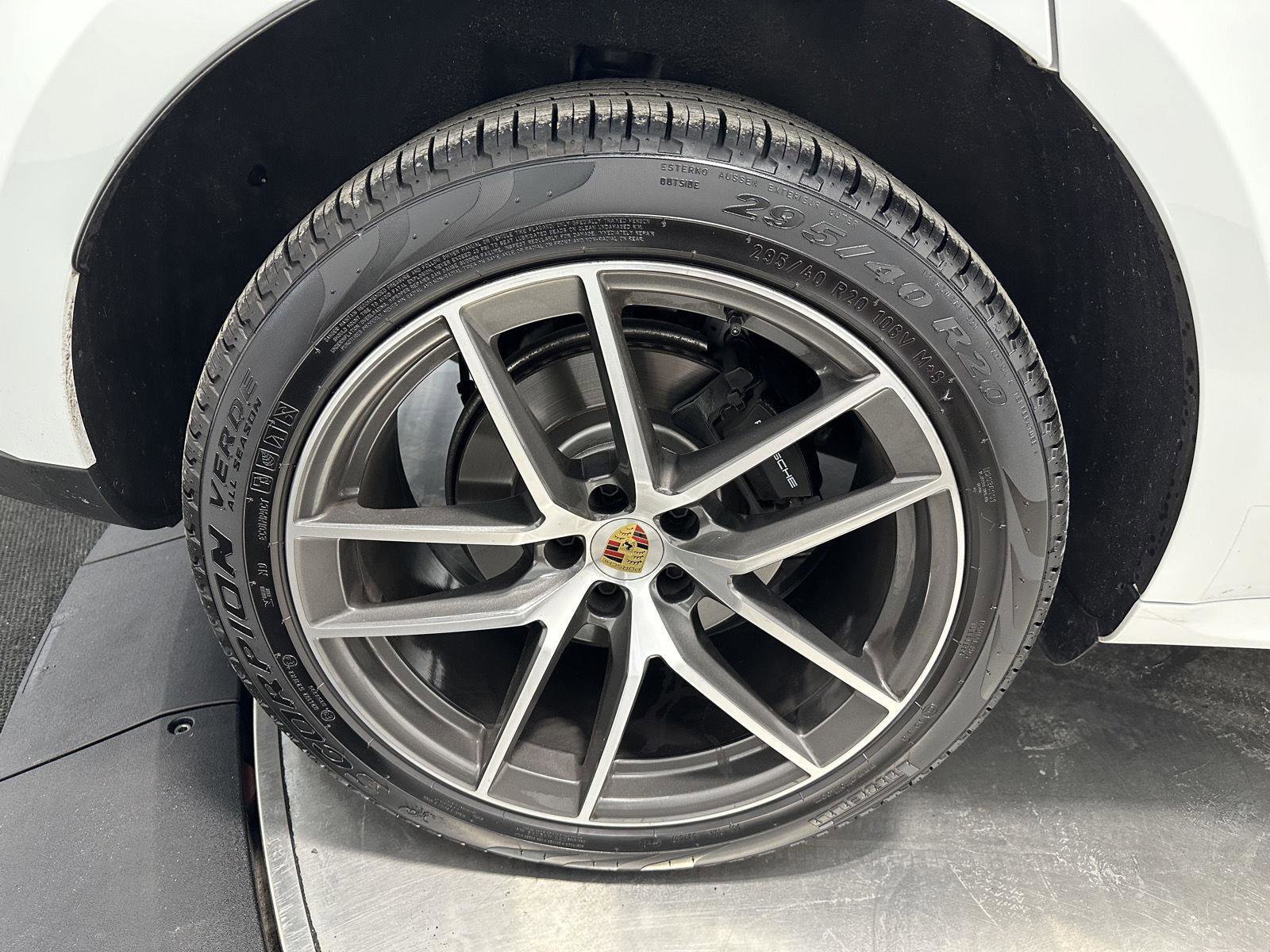 Certified 2025 Porsche Macan image 13