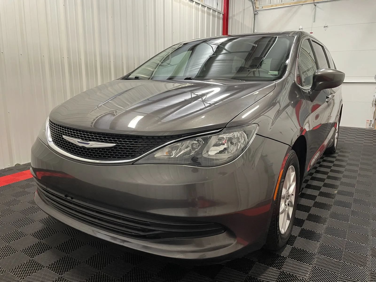 Used 2018 Chrysler Pacifica LX FWD image 9