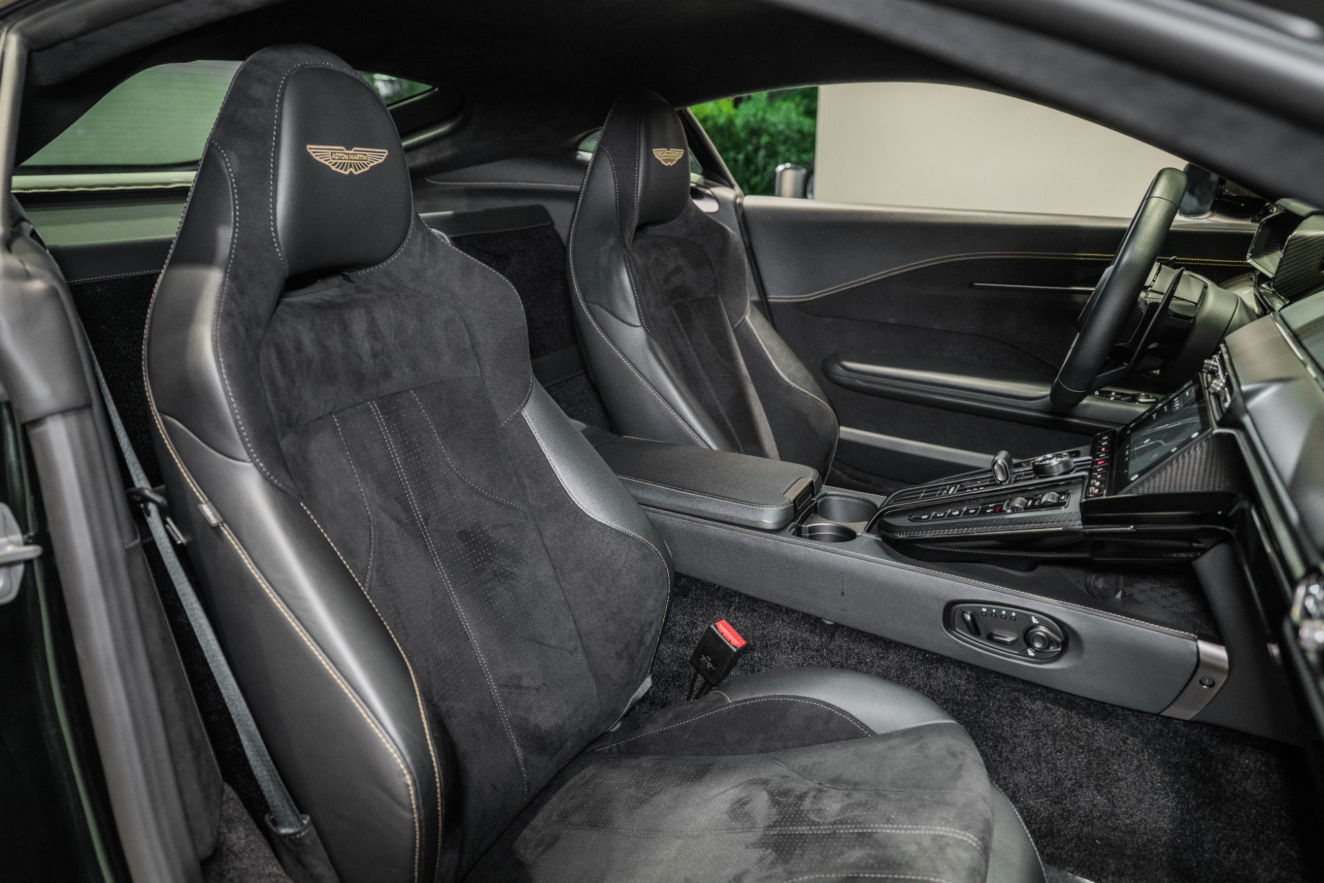 Used 2025 Aston Martin V8 Vantage Coupe RWD image 16