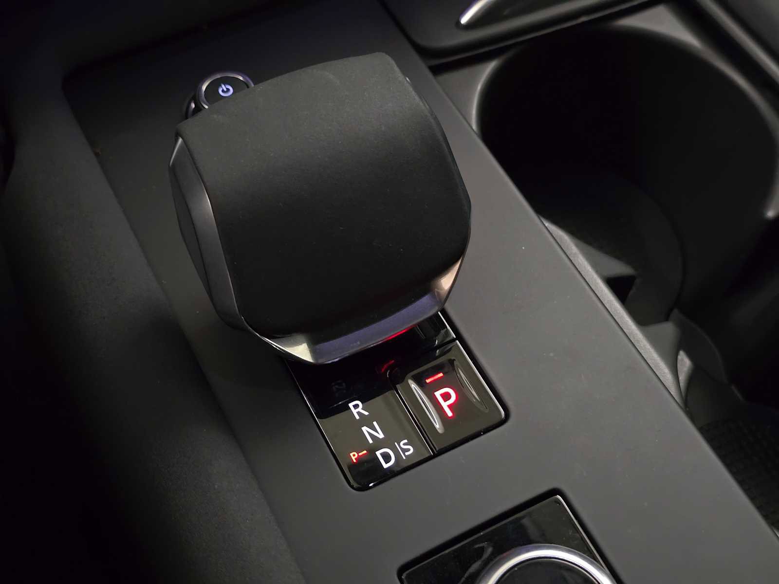 Used 2025 Land Rover Discovery S image 36