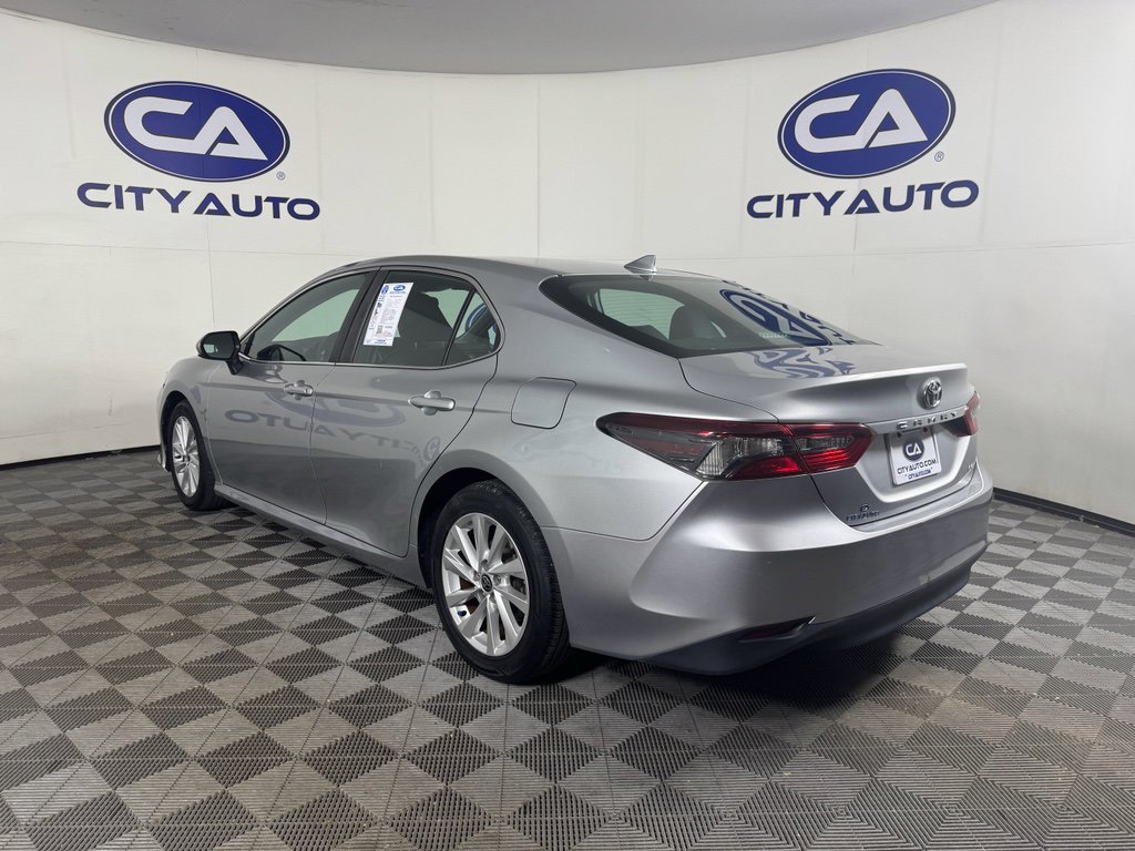 Used 2021 Toyota Camry LE image 5