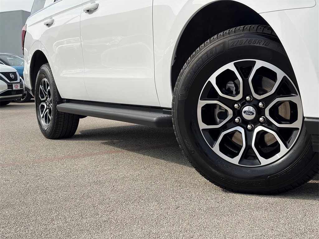 Used 2023 Ford Expedition XLT image 2