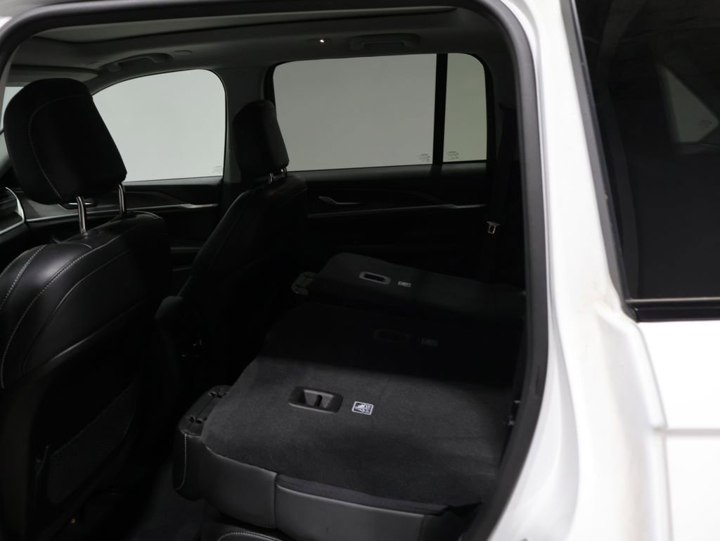 Certified 2023 Jeep Grand Cherokee Limited w/ Black Appearance Package image 19