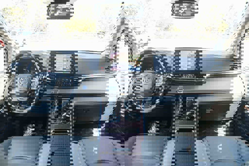 Used 2022 Toyota Sienna XLE w/ XLE Plus Package image 14