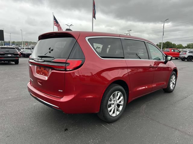 New 2025 Chrysler Pacifica Select AWD/4WD image 10