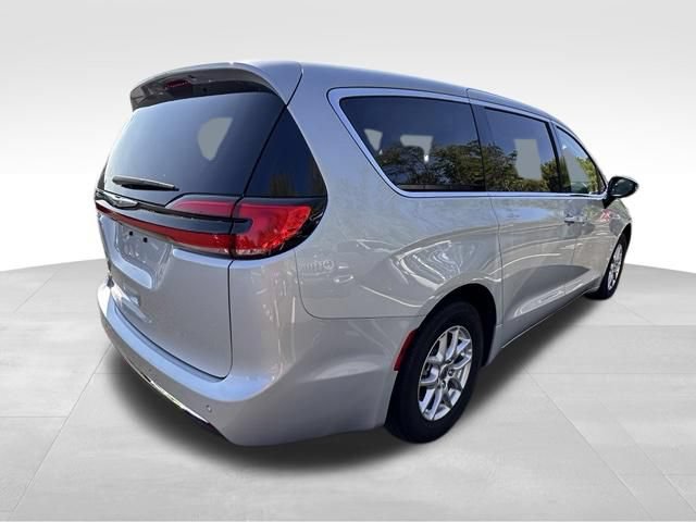 Used 2024 Chrysler Pacifica Touring-L FWD image 7