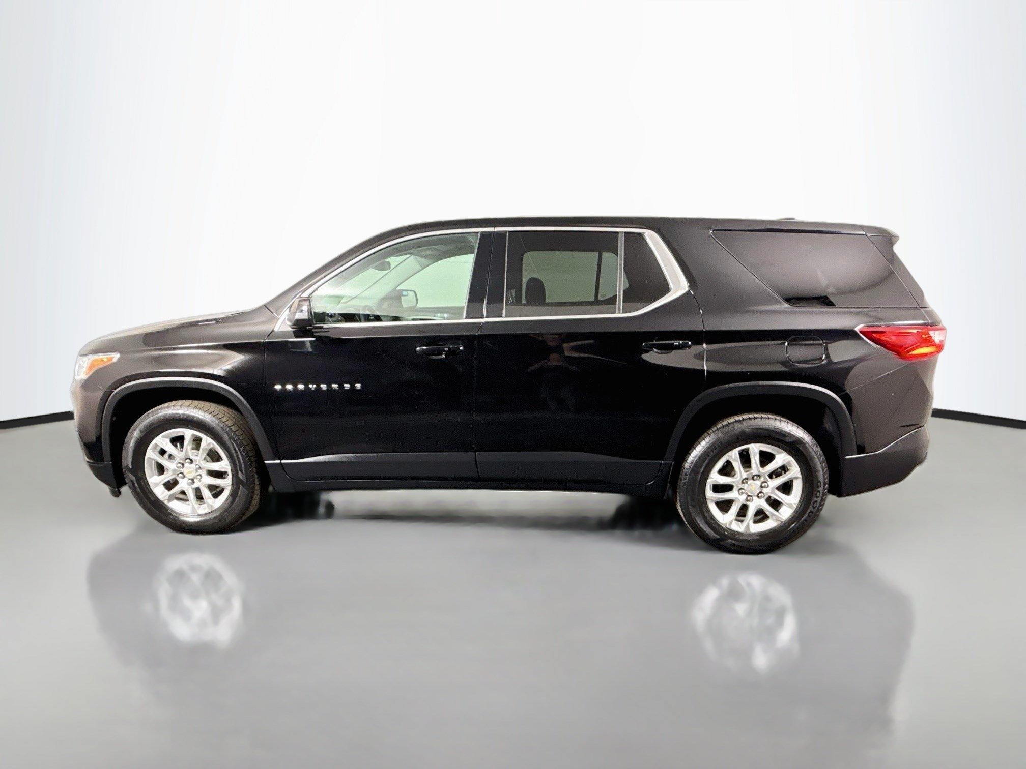 Used 2021 Chevrolet Traverse LS FWD image 6