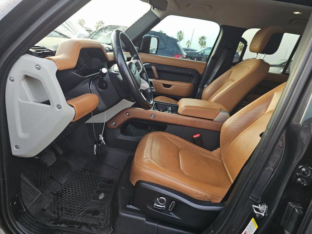 Used 2023 Land Rover Defender 130 First Edition image 4