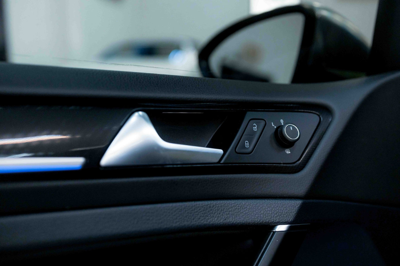 Used 2018 Volkswagen Golf R DCS and Navigation 7A image 36