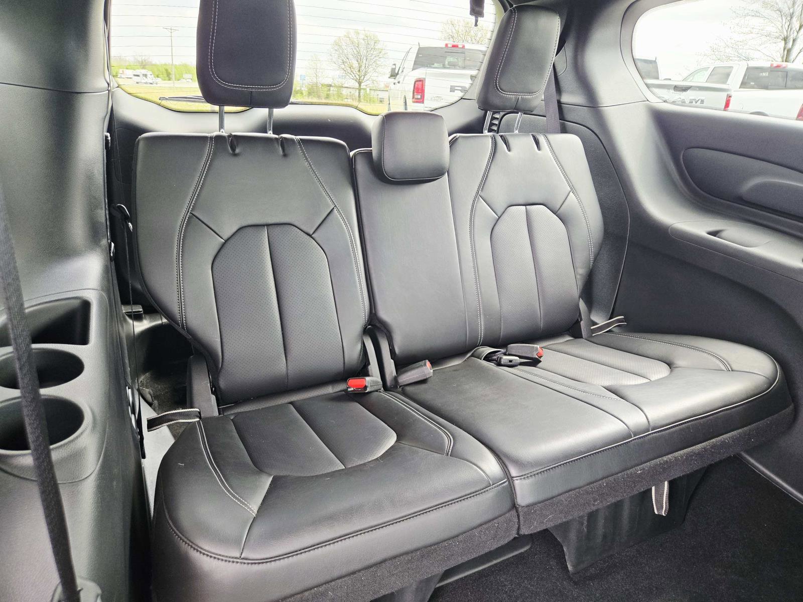 Used 2025 Chrysler Pacifica Select image 16