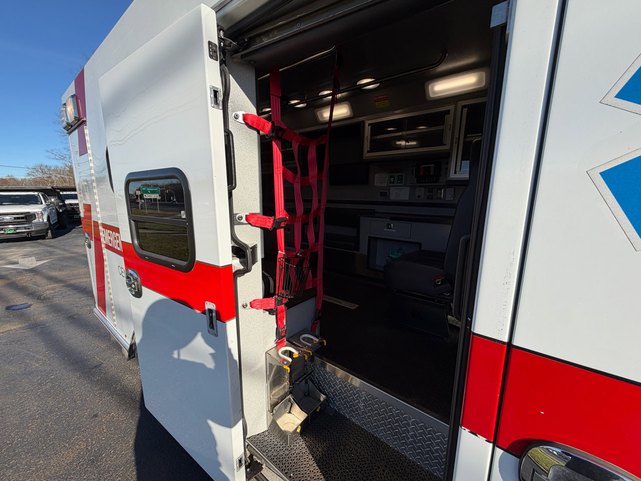 Used 2015 Chevrolet Express 4500 w/ Ambulance Package image 35