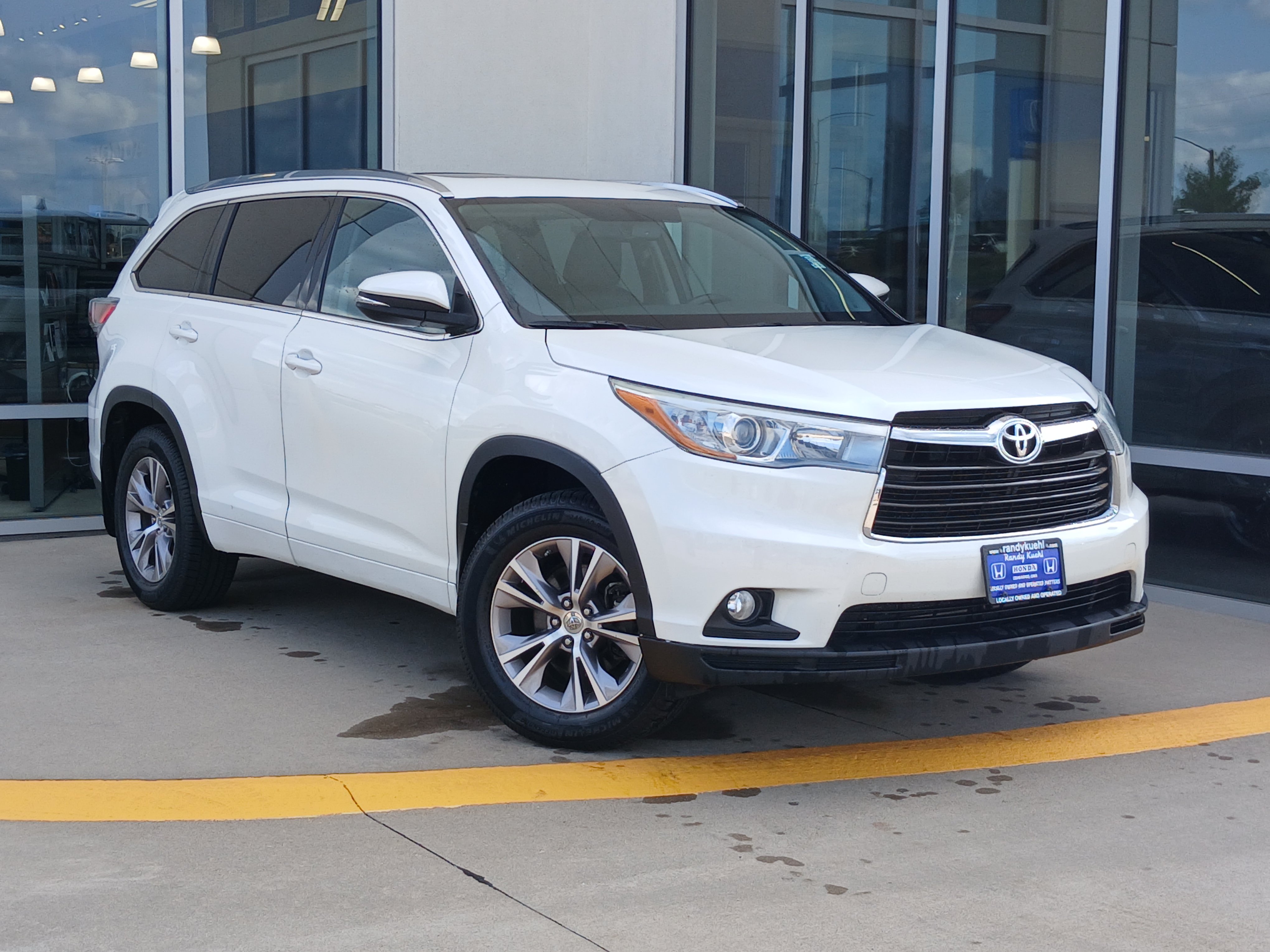 Used 2015 Toyota Highlander XLE AWD/4WD image 2