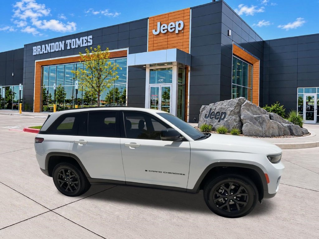 Used 2025 Jeep Grand Cherokee Altitude RWD image 9