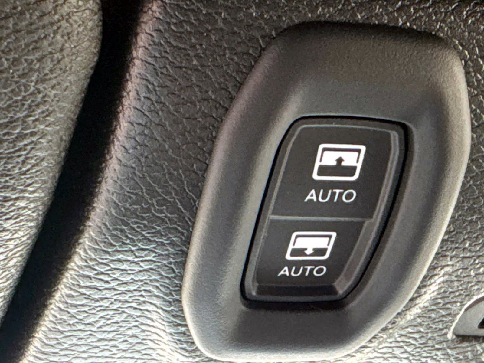 Used 2023 Jeep Wrangler Unlimited Sahara w/ Cold Weather Group AWD/4WD image 15