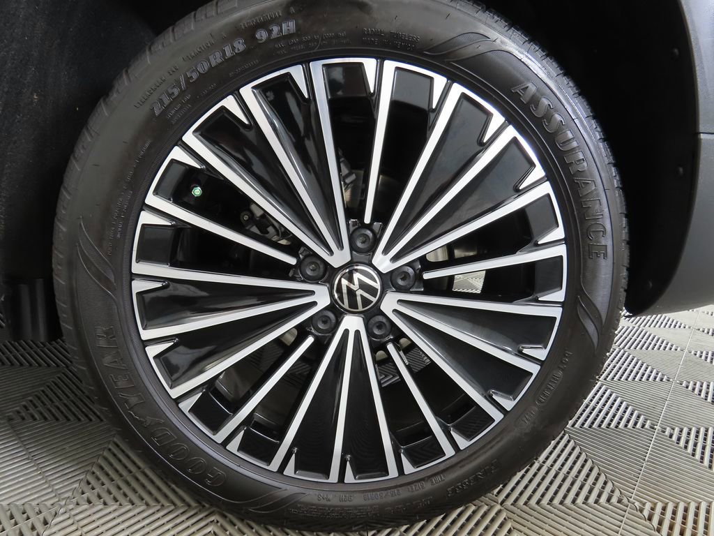 Used 2025 Volkswagen Taos SE w/ Panoramic Sunroof Package FWD image 31