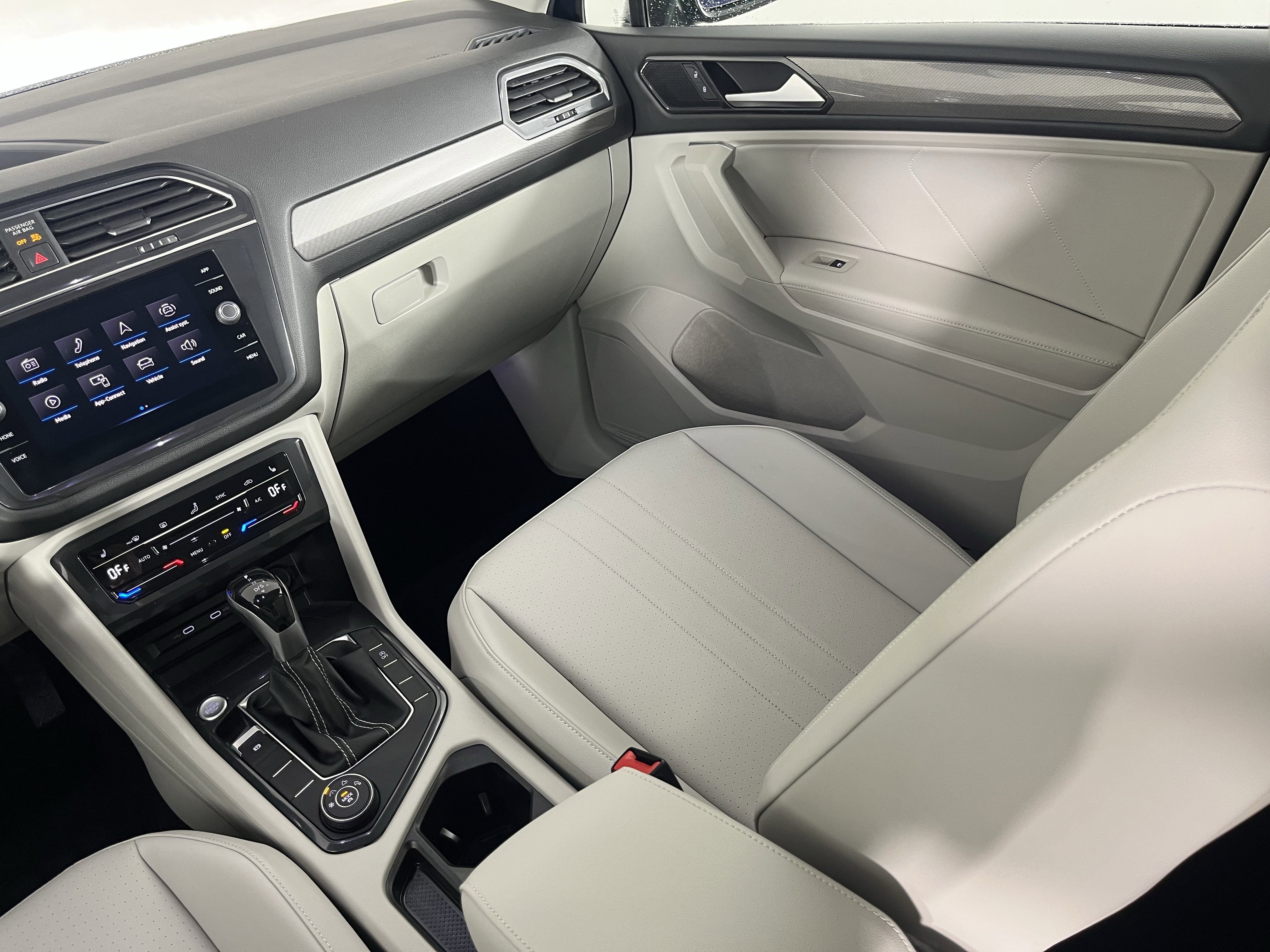 Certified 2022 Volkswagen Tiguan SE w/ Panoramic Sunroof Package image 11