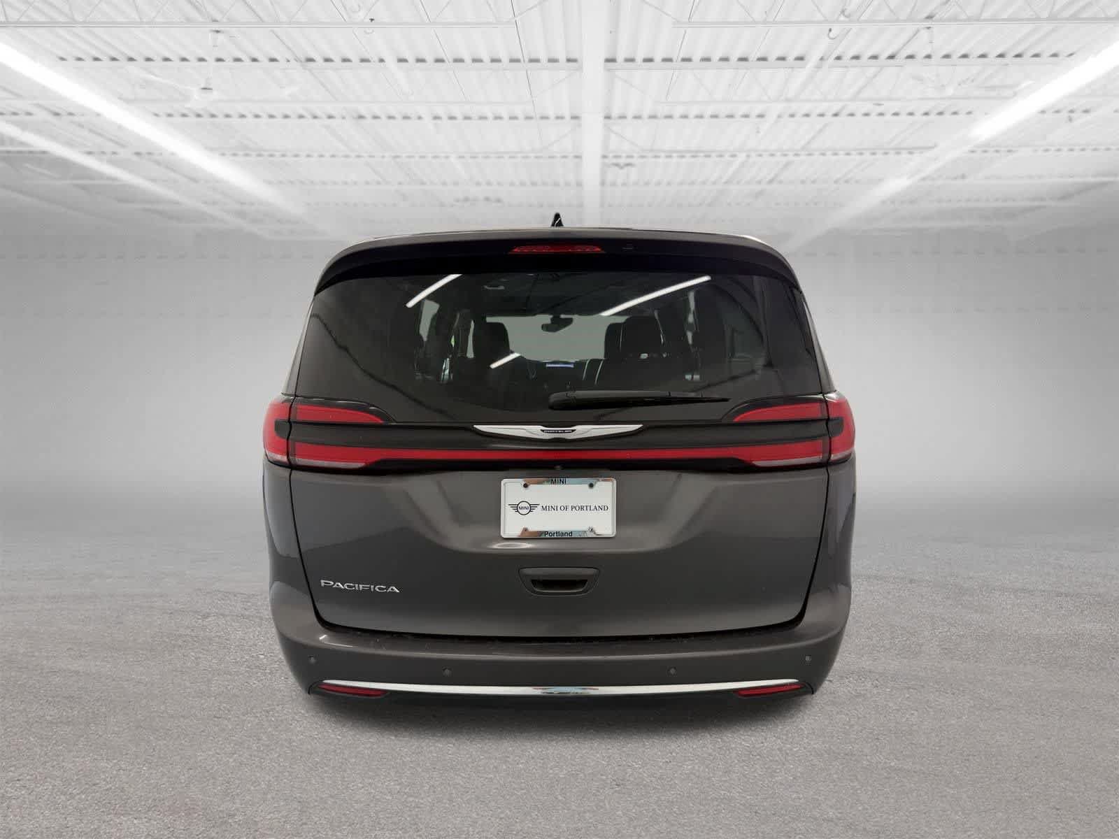 Used 2023 Chrysler Pacifica Touring-L FWD image 4