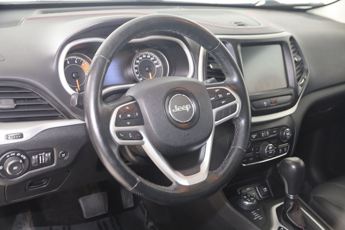 Used 2017 Jeep Cherokee Trailhawk AWD/4WD image 6