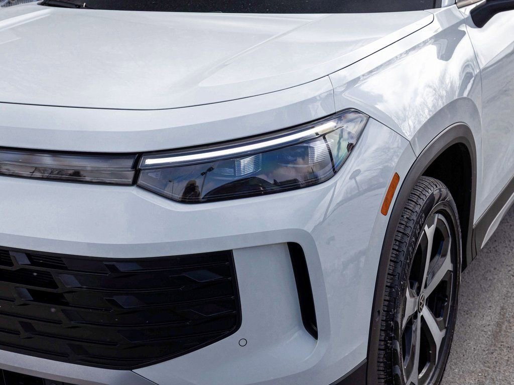 Used 2025 Volkswagen Tiguan SE image 37